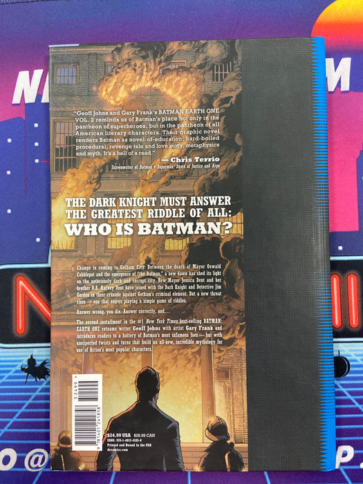 Batman: Earth One Vol. 2 (Pre Owned)