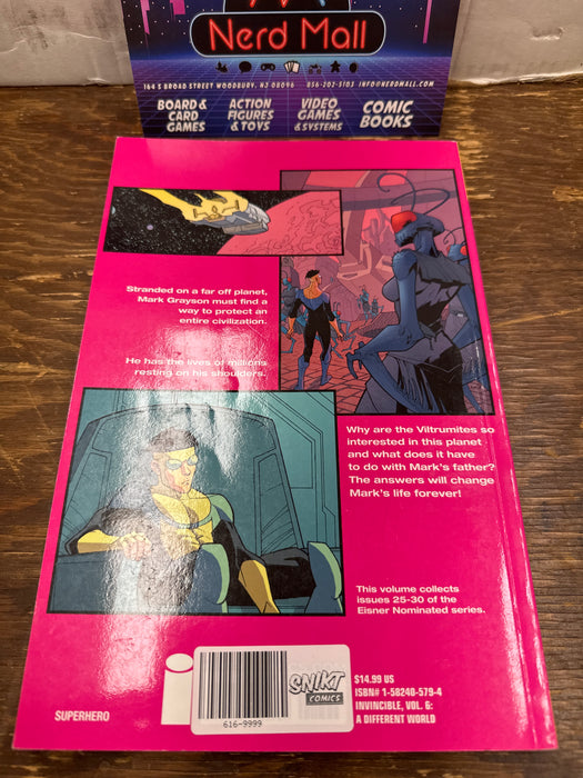 Invincible v6 a different world (pre owned GN/TPB)