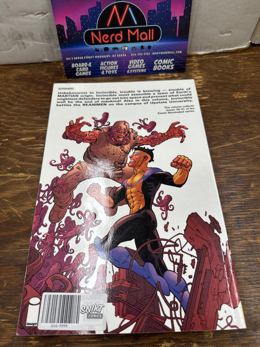 Invincible v8 my favorite martian (pre owned GN/TPB)