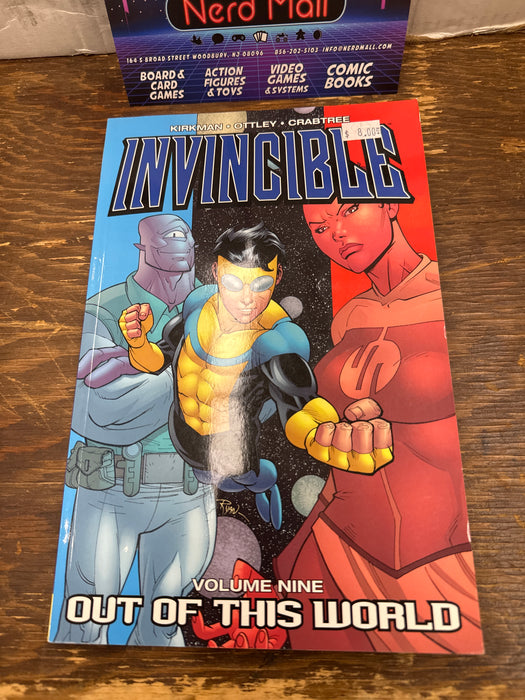 Invincible v9 out of This World (pre owned GN/TPB)