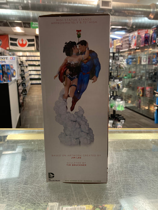 DC Collectibles Superman & Wonder Woman Holiday Kiss Mini-Statue