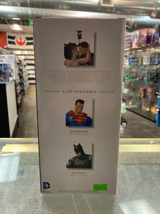 DC Collectibles Superman & Wonder Woman Holiday Kiss Mini-Statue