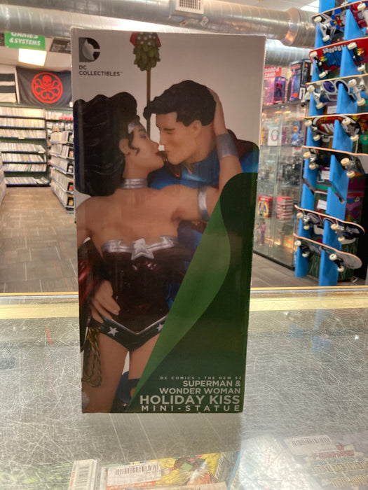 DC Collectibles Superman & Wonder Woman Holiday Kiss Mini-Statue