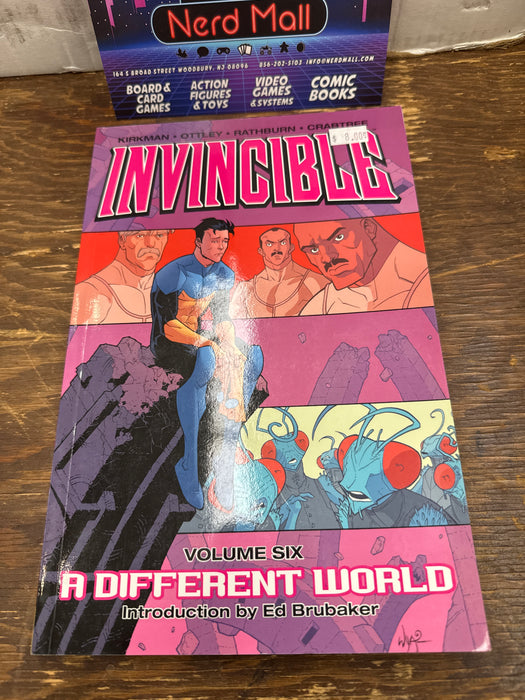 Invincible v6 a different world (pre owned GN/TPB)