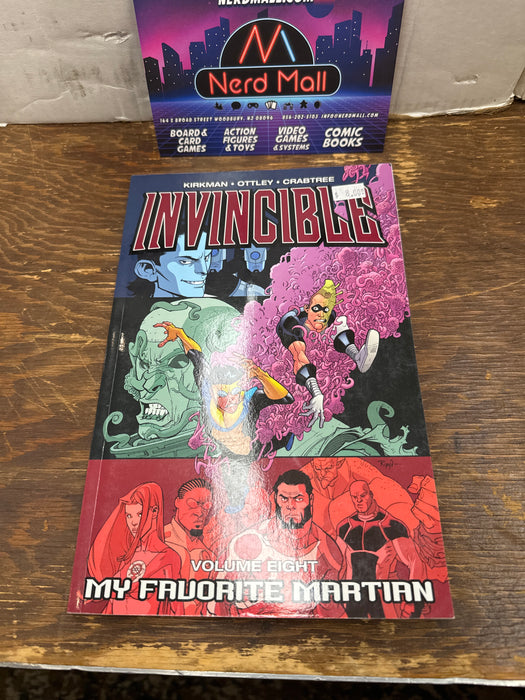 Invincible v8 my favorite martian (pre owned GN/TPB)