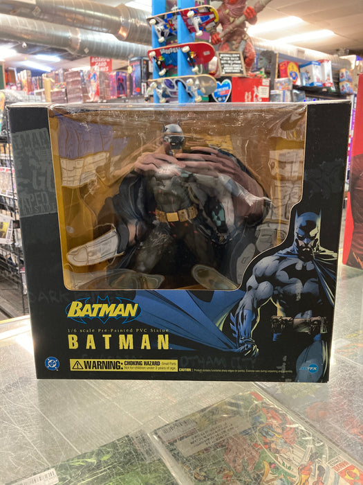 Kotobukiya Batman 1/6 Scale pre-painted PVC Statue