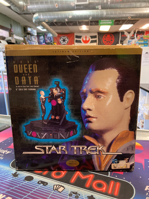 Playmates Star Trek Borg Queen and Data Diorama