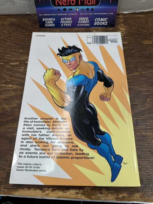 Invincible v9 out of This World (pre owned GN/TPB)