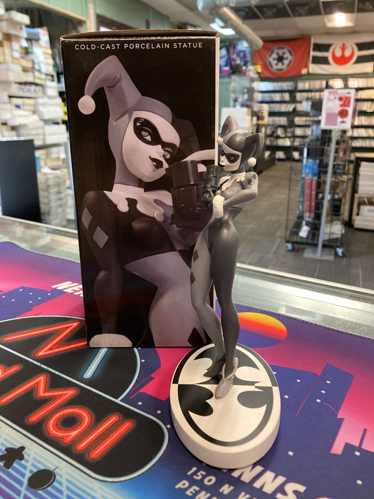 DC Collectibles Batman B&W: Harley Quinn Statue