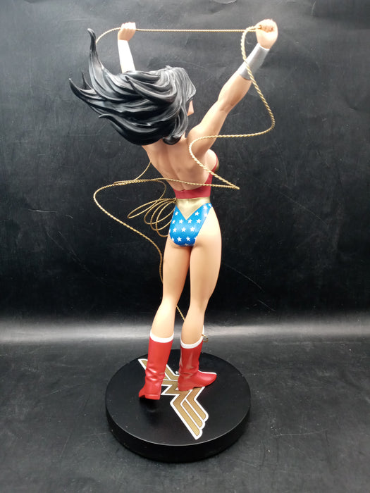 DC Comics Cover Girls Statue - Wonder Woman