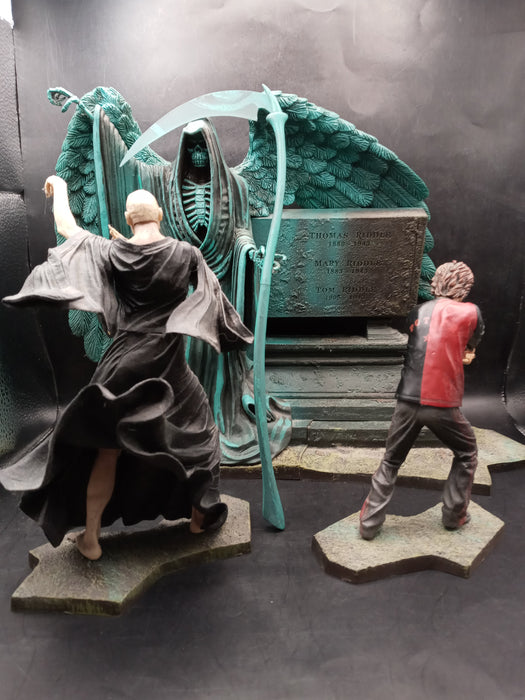 NECA Harry Potter Graveyard Duel Harry Potter vs Lord Voldemort Diorama