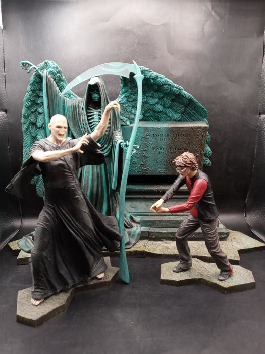 NECA Harry Potter Graveyard Duel Harry Potter vs Lord Voldemort Diorama