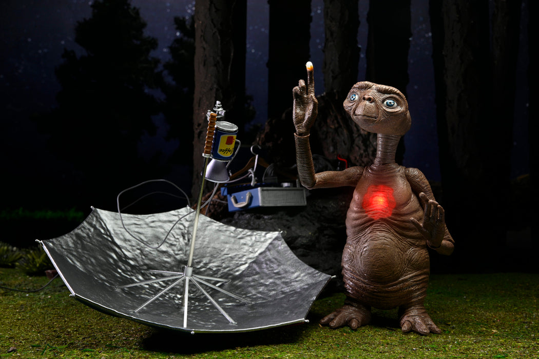 NECA Deluxe Ultimate E.T 40th Anniversary