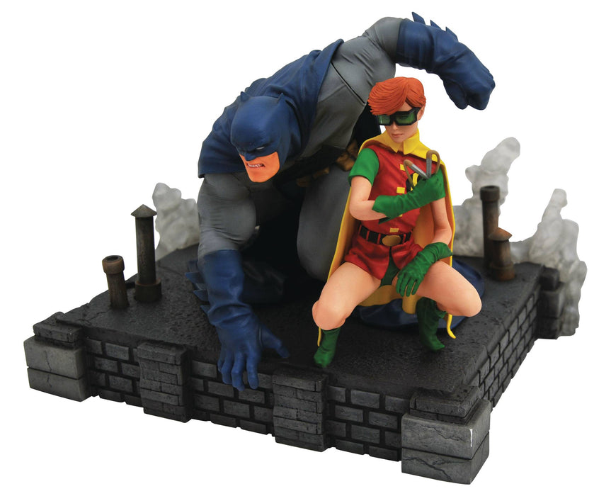 DC Gallery Dark Knight Returns Batman & Carrie Deluxe PVC Figure